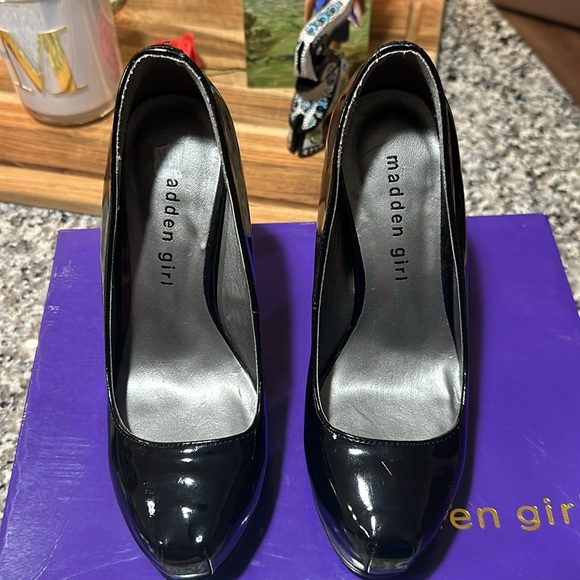 Never used, madden girl, size 5, true to size, scuffed on right heel - Picture 4 of 10